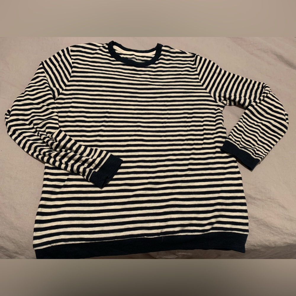 Striped blue and white t-shirt sweater size medium